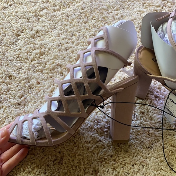Express Heels - Picture 2 of 4